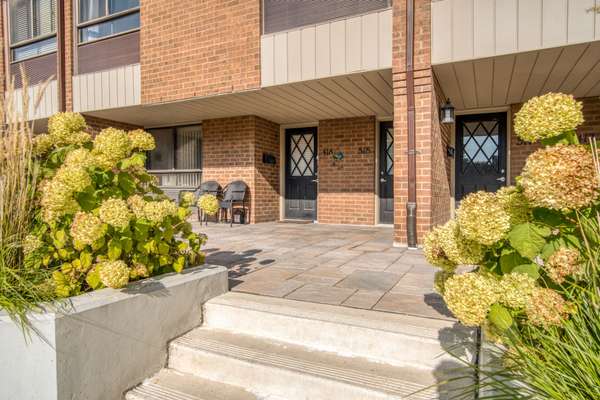 Mississauga, ON L5C 3Z5,1000 Cedarglen Gate #518