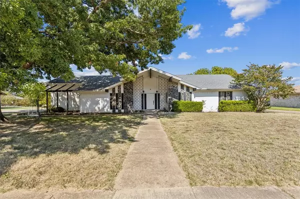 1516 Rockmoor Drive, Edgecliff Village, TX 76134