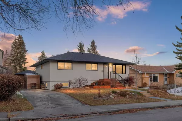 94 Coleridge RD Northwest, Calgary, AB T2K 1X4