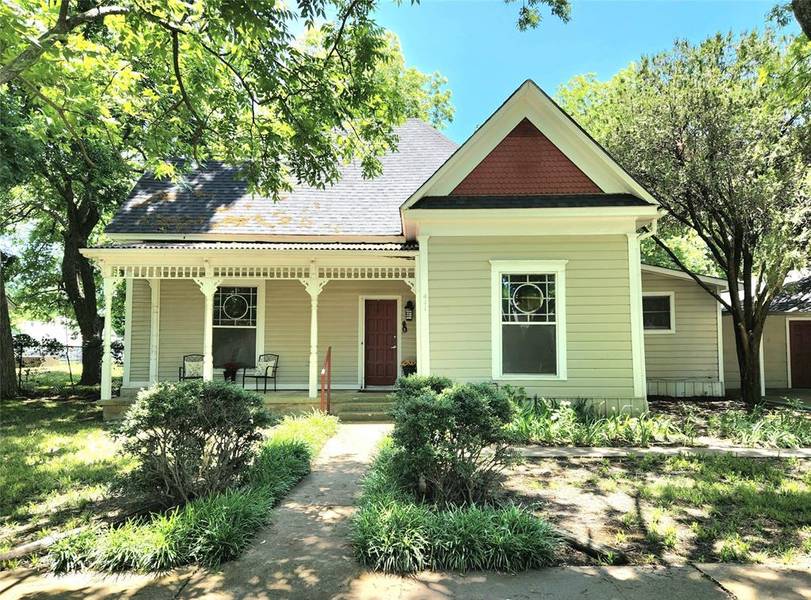 411 W MAPLE Street, Whitewright, TX 75491