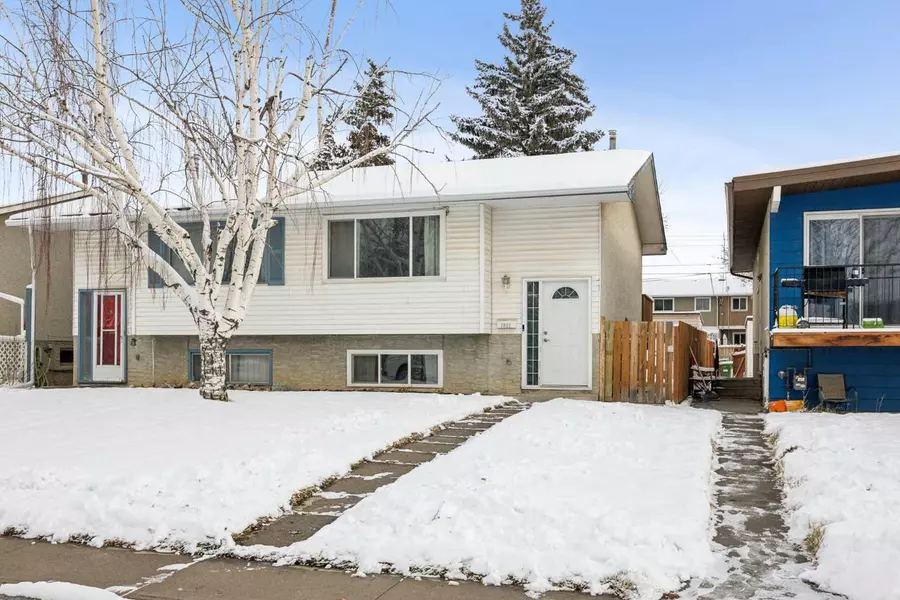 7632 22A ST Southeast, Calgary, AB T2C 0X5