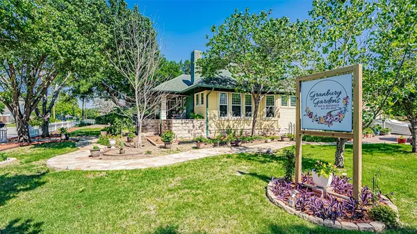 321 W Doyle Street, Granbury, TX 76048