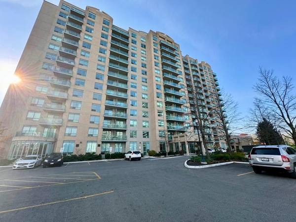 39 Oneida CRES #209, Richmond Hill, ON L4B 4T9