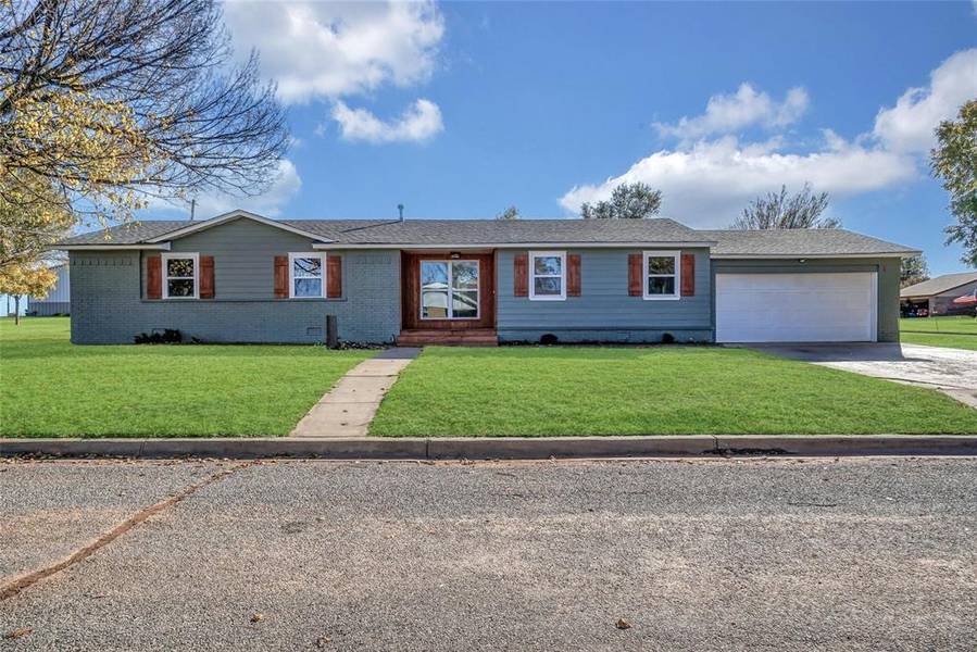 104 Bonham Drive, Cordell, OK 73632