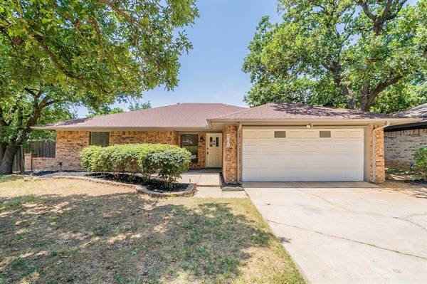 2705 Meadow Green, Bedford, TX 76021