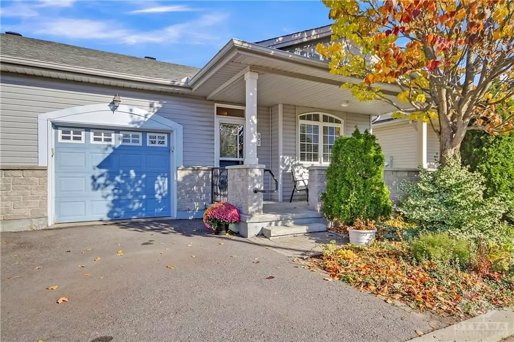 Manotick - Kars - Rideau Twp And Area, ON K4M 1L1,37 VILLAGE WALK