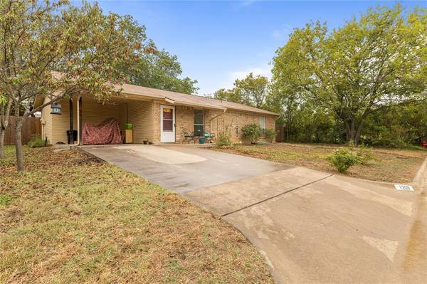 1209 Tremont Street, Weatherford, TX 76086