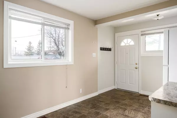 Newmarket, ON L3Y 2T8,90 Rye CRES