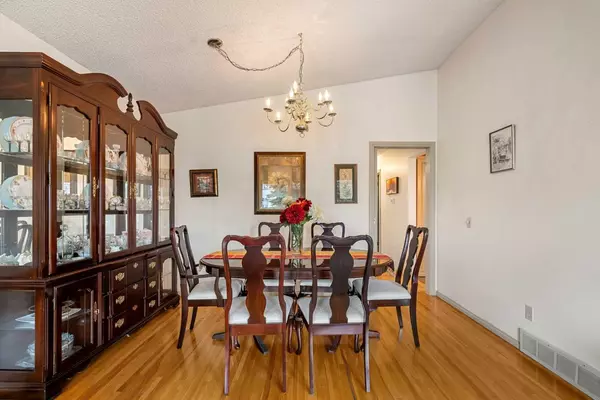 Calgary, AB T2K 4K3,7443 Huntertown CRES Northwest