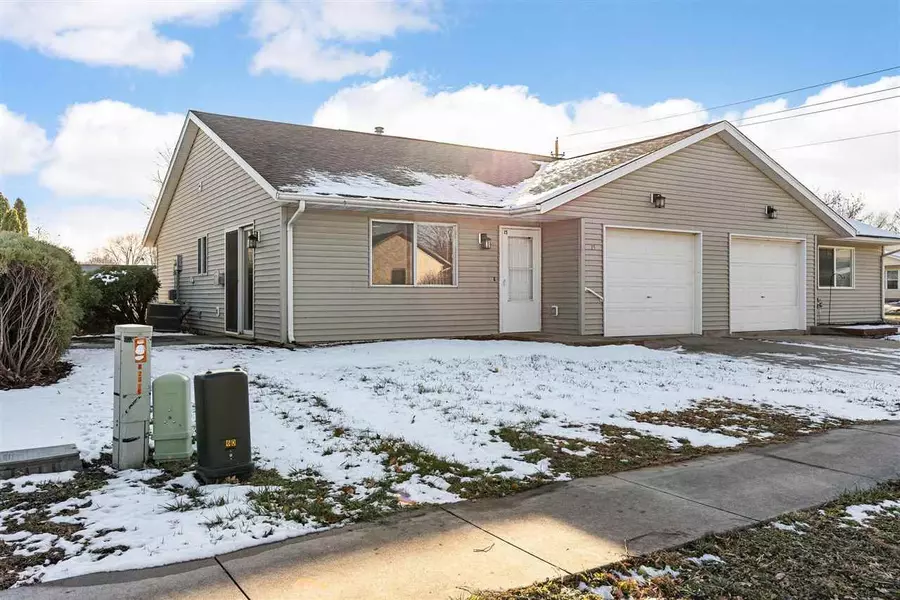 15 Blue Stem Ct, Iowa City, IA 52240