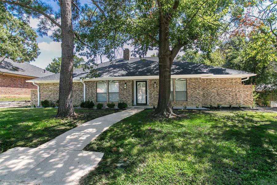 2010 Reverchon Drive, Arlington, TX 76017