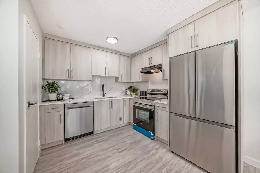 4503 75 ST Northwest #6, Calgary, AB T3B 2M7