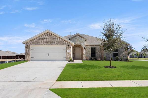 404 Falcon Way,  Azle,  TX 76020