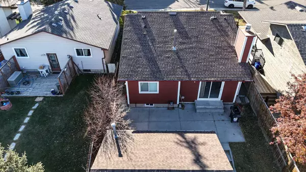 Calgary, AB T3K 1H3,12 Bermuda CT NW