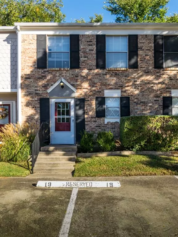 Euless, TX 76039,19 Abbey Road