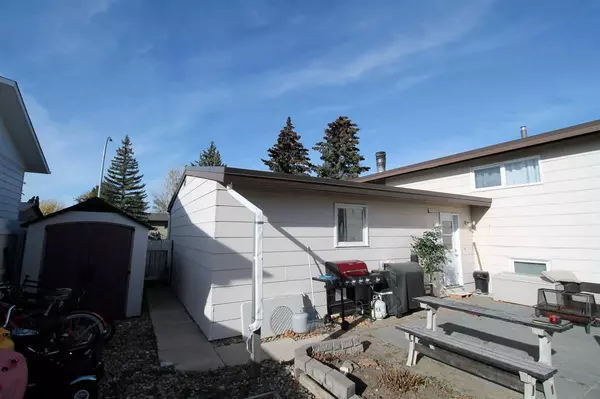 Coaldale, AB T1M 1B4,2107 10 ST