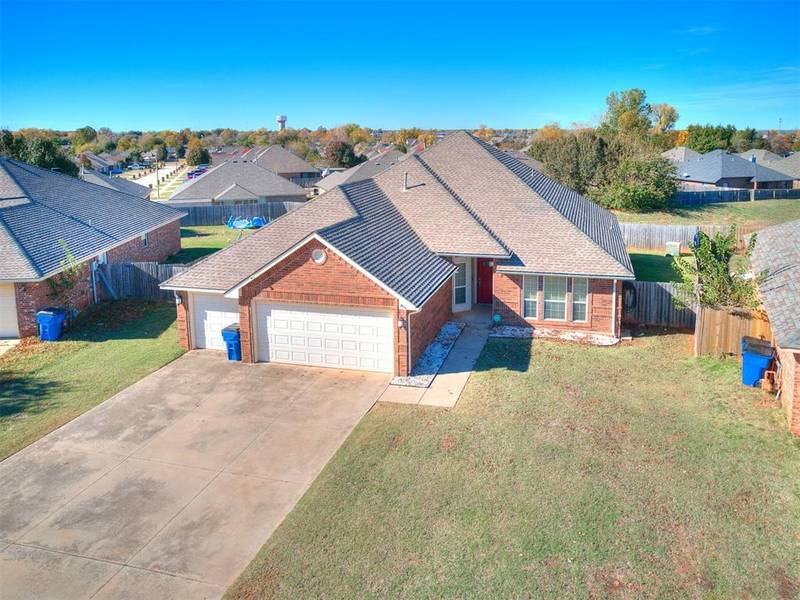 703 E Pointe Court Lane, Mustang, OK 73064