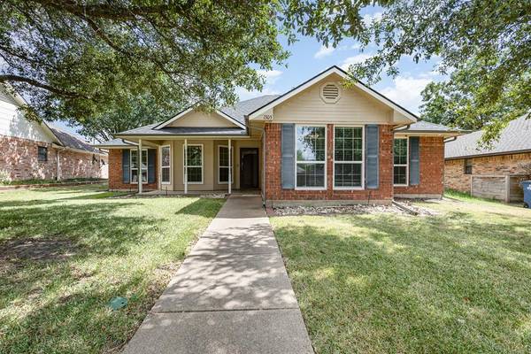 1305 Casa Linda Street,  Ennis,  TX 75119