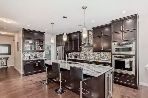 43 Evansglen CIR Northwest, Calgary, AB T3P 0W7