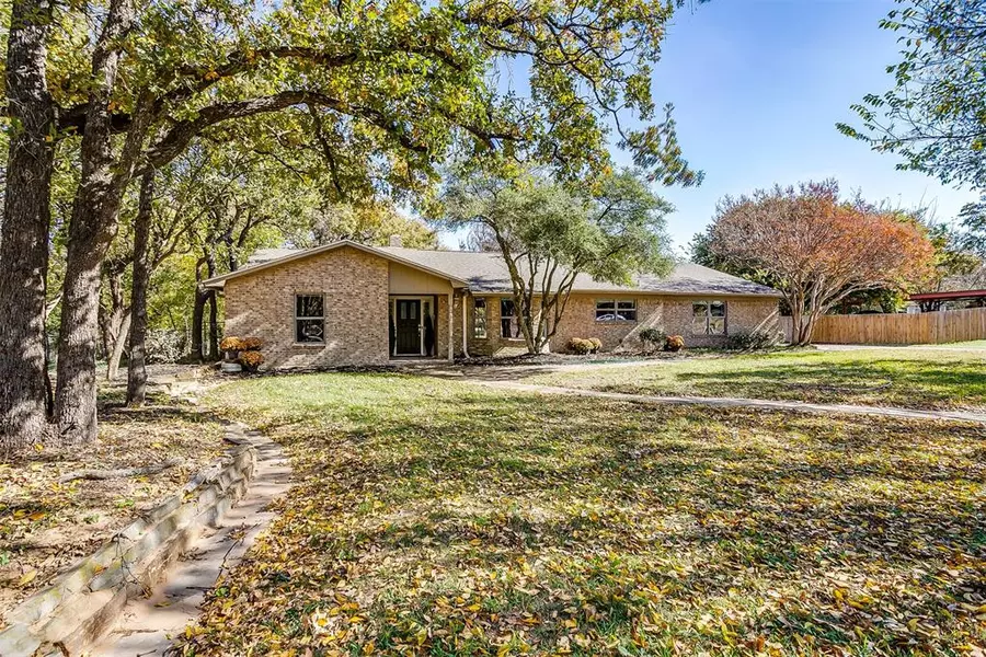 207 Roaring Springs Drive, Joshua, TX 76058