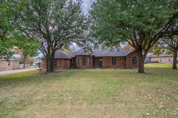 921 Country Creek Lane, Red Oak, TX 75154