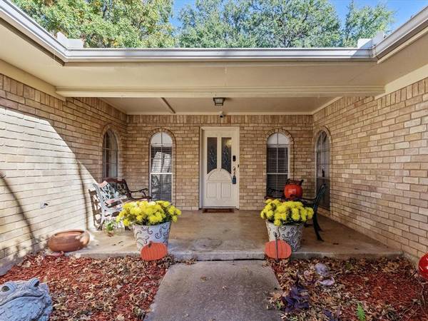 1907 Weymouth Court, Arlington, TX 76013