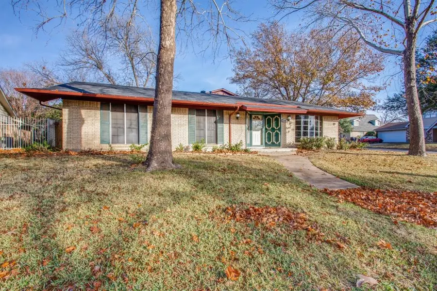 2700 Larkin Avenue, Fort Worth, TX 76133