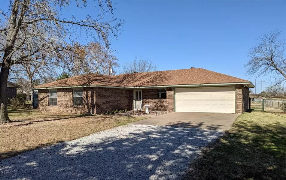 1575 E Reno Road, Reno, TX 76020