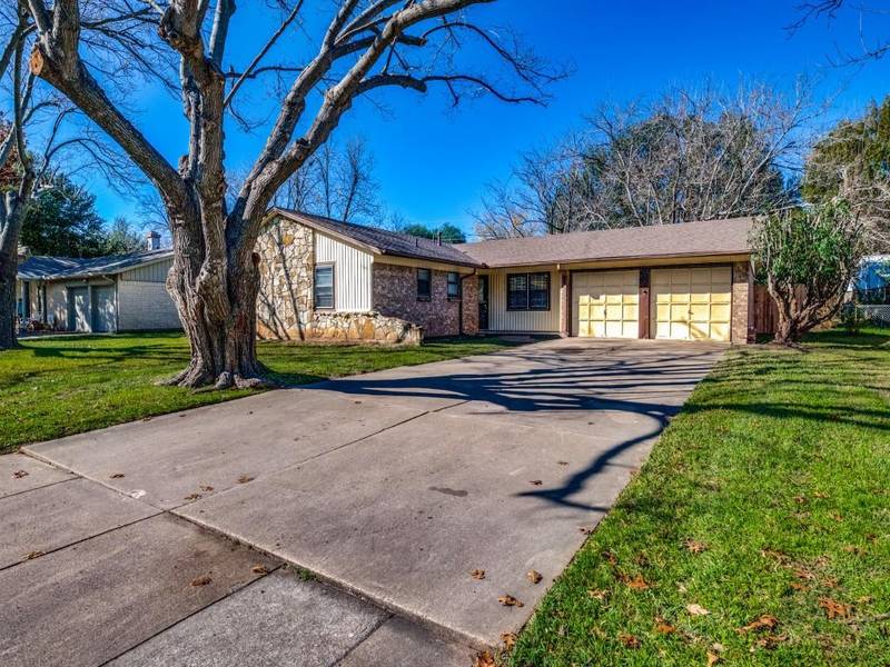 1212 Cozby Street E, Benbrook, TX 76126