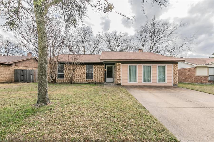 521 Edwards Drive, Saginaw, TX 76179