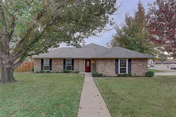 8800 Greenhaven Drive, Fort Worth, TX 76179