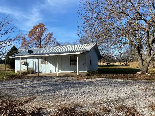 301 W Louisa Avenue, Comanche, TX 76442