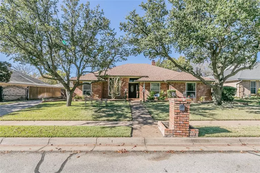 2513 Stonegate Drive N, Bedford, TX 76021