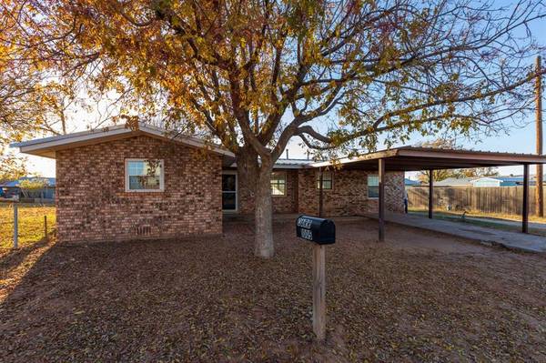 1005 N Roby Avenue, Rotan, TX 79546