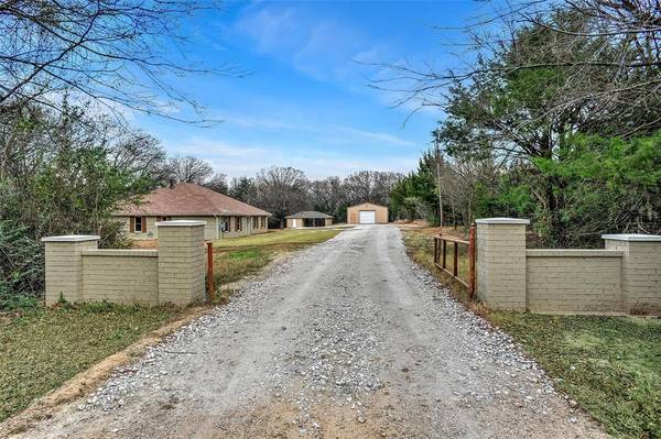 435 E Fox Creek Lane, Whitesboro, TX 76273