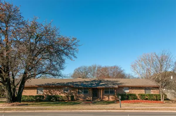 601 N Walnut Creek Drive, Mansfield, TX 76063