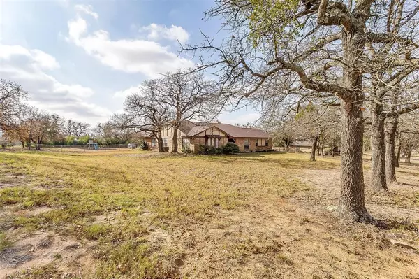 641 Christopher Lane, Burleson, TX 76028