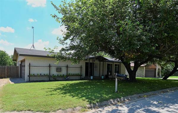 526 N 4th Street, Jacksboro, TX 76458