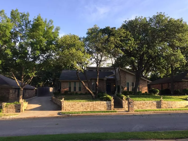 812 Saddlebrook Drive S, Bedford, TX 76021