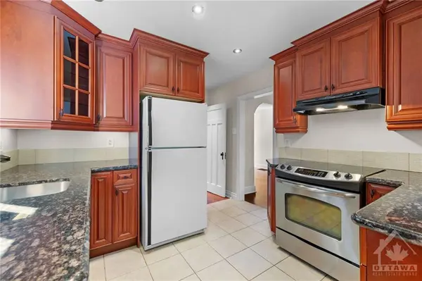 11 GILCHRIST AVE, Ottawa, ON K1Y 0M7