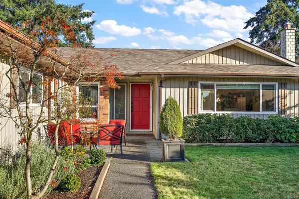 7205 Skyline Cres, Central Saanich, BC V8M 1M4