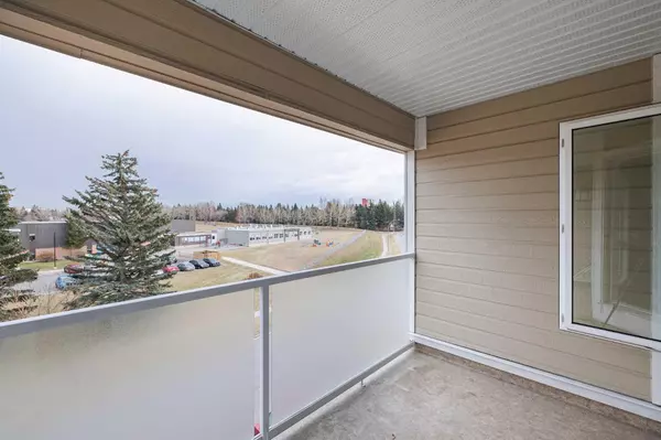 Calgary, AB T3A 2W4,3747 42 ST NW #403