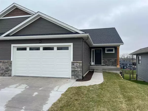 906 Prairie View Dr, West Branch, IA 52358