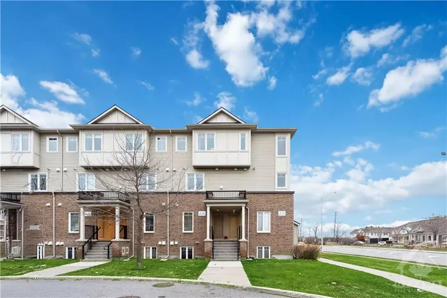 148 URBANCREST, Barrhaven, ON K2J 2L7