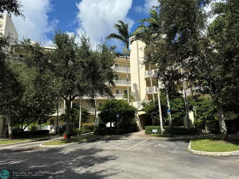 3500 Oaks Clubhouse Dr  #204, Pompano Beach, FL 33069