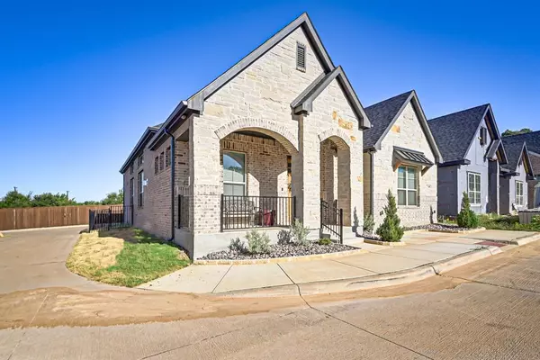 Kennedale, TX 76060,608 Oaks Court