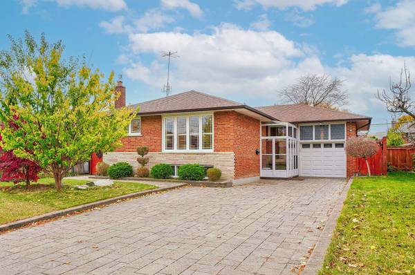 6 Wyndcliff CRES, Toronto C13, ON M4A 2K1