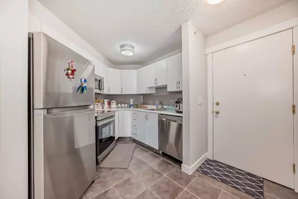 Calgary, AB T2Y 5B8,2371 Eversyde AVE SW #2318