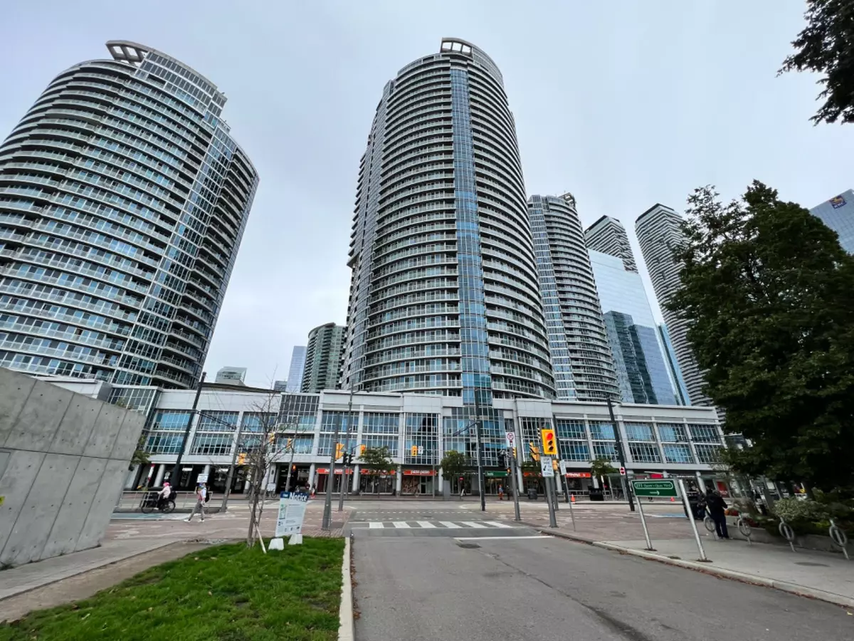 Toronto C01, ON M5J 2Y5,208 Queens Quay WAY W #2201