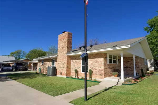 Muenster, TX 76252,409 N Hickory Street